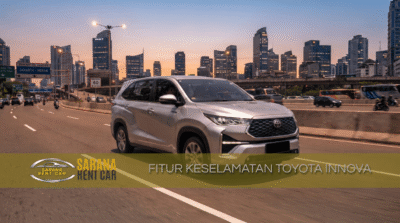 Toyota Innova silver melintas di jalan tol Jakarta dengan latar belakang gedung pencakar langit – fitur keselamatan Innova untuk keluarga