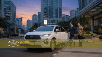 Toyota Innova hitam di depan gedung perkantoran Jakarta – pilihan perusahaan untuk perjalanan dinas