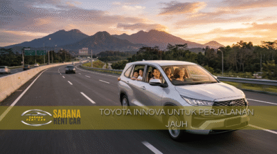 Toyota Innova silver melaju di jalan tol dengan pemandangan pegunungan – kenyamanan perjalanan jauh untuk keluarga