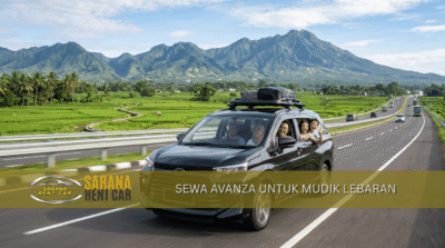 Toyota Avanza hitam melaju di jalan tol dengan pemandangan sawah – Avanza untuk mudik Lebaran