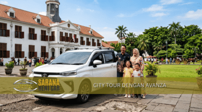 Toyota Avanza putih di depan kota tua jakarta – city tour Jakarta dengan Avanza