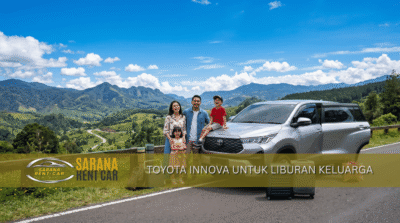 Toyota Innova dengan keluarga tersenyum di dekatnya – mobil untuk liburan keluarga