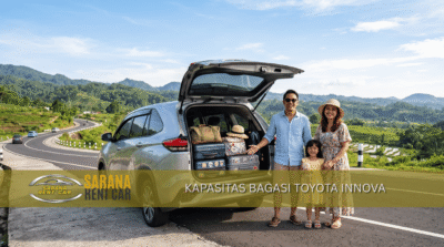 Toyota Innova silver dengan bagasi terbuka berisi koper dan tas – kapasitas bagasi Innova