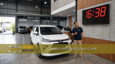 Toyota Avanza putih dengan jam digital besar – sewa Avanza 12 jam vs harian